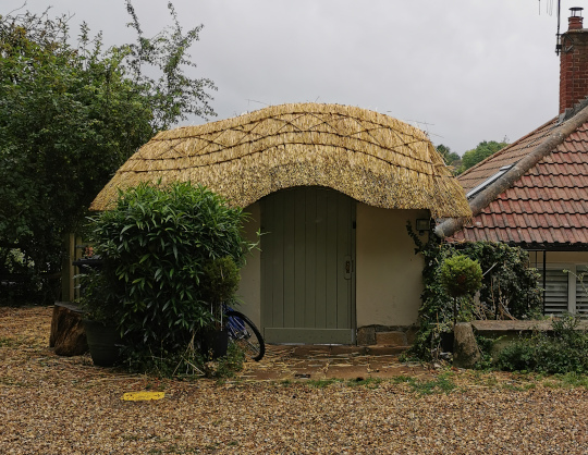 Expert Thatch Re-Ridgeing Salisbury